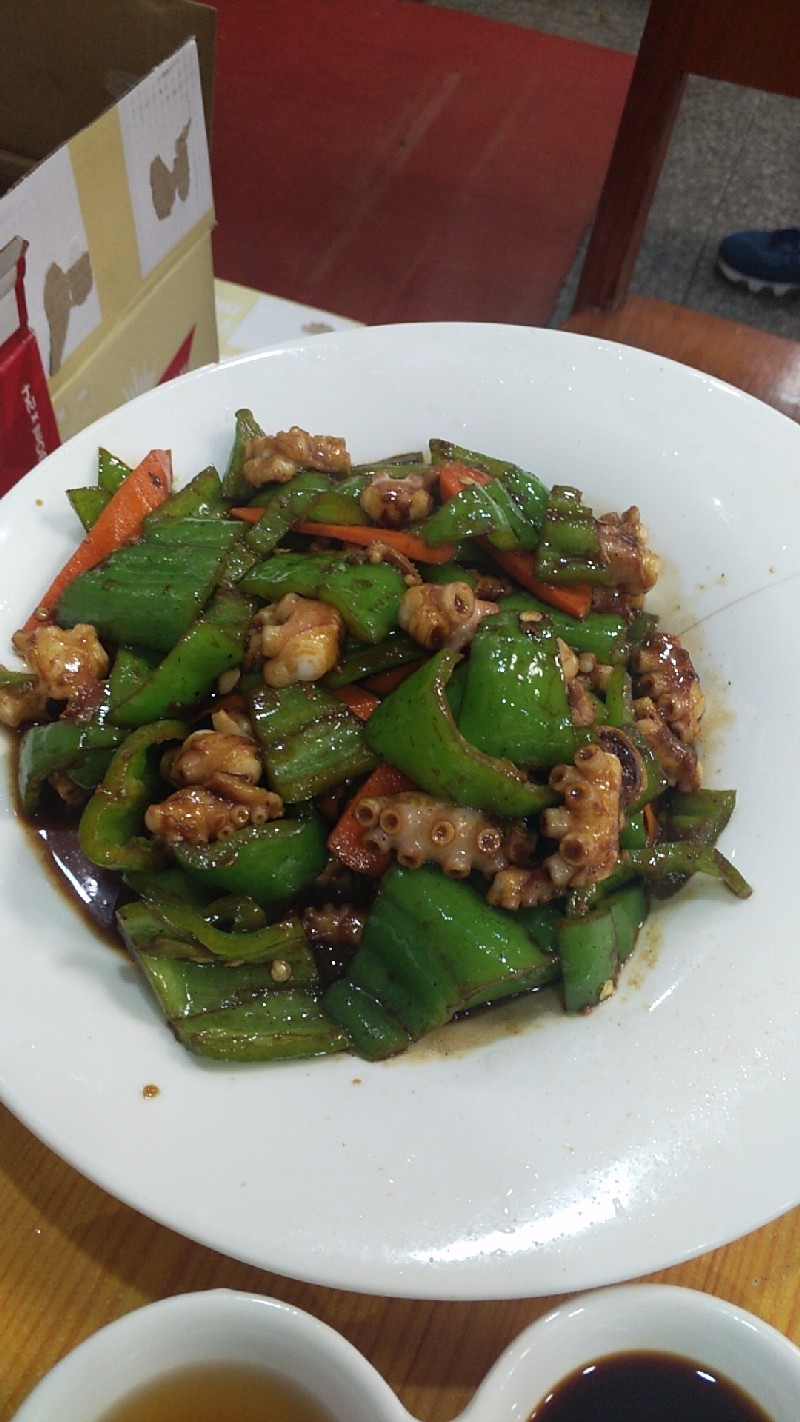 我的盘中餐,章鱼炒青椒,触须里囤积了很多汁水,一口下去才知道什么叫爆汁