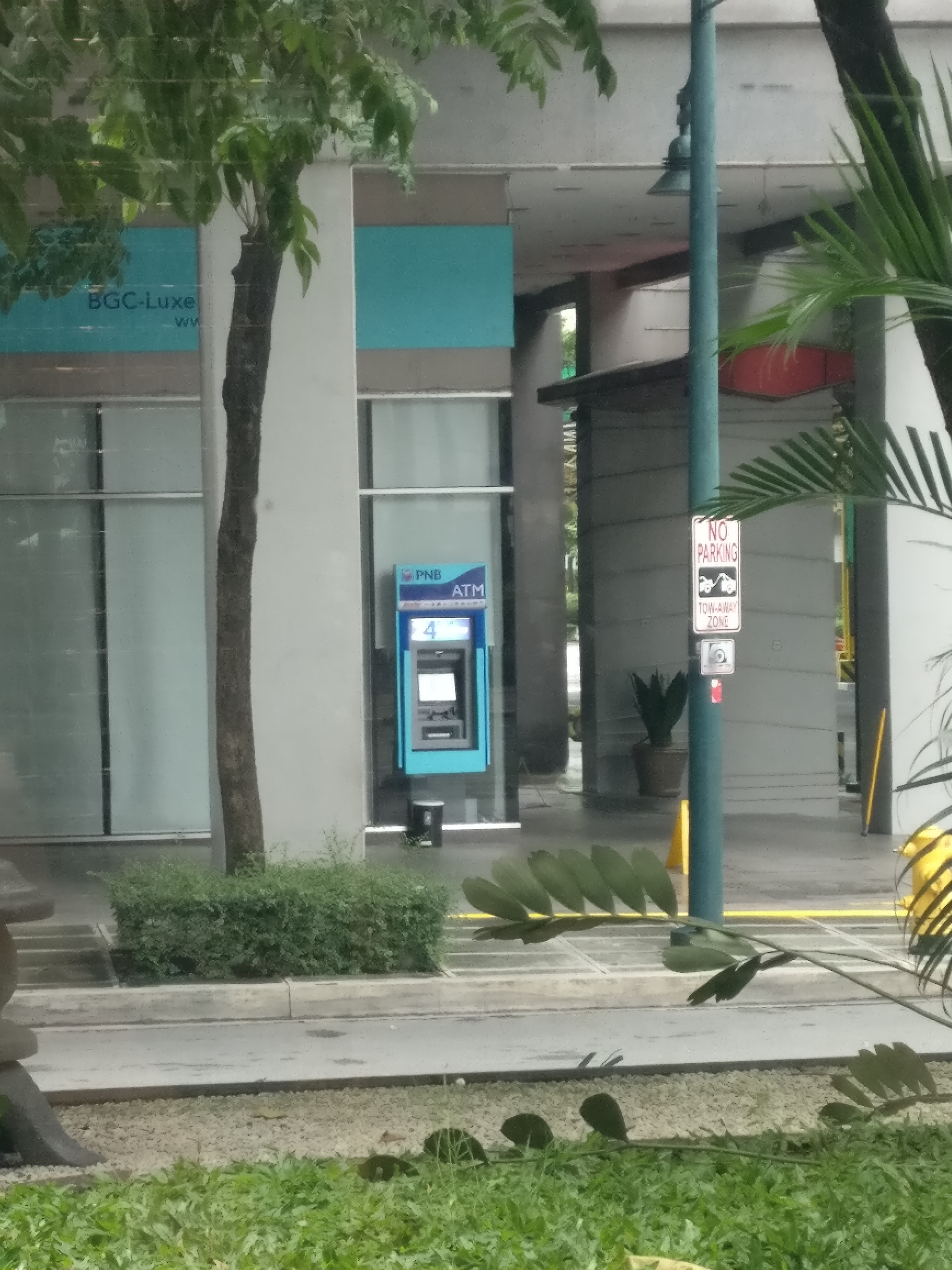 不像国内ATM机,这的机器都是全露天的,没有小房间